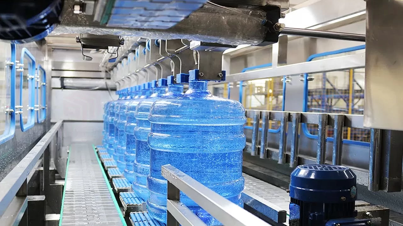 ¿Cómo hacer el agua embotellada de 5 galones?